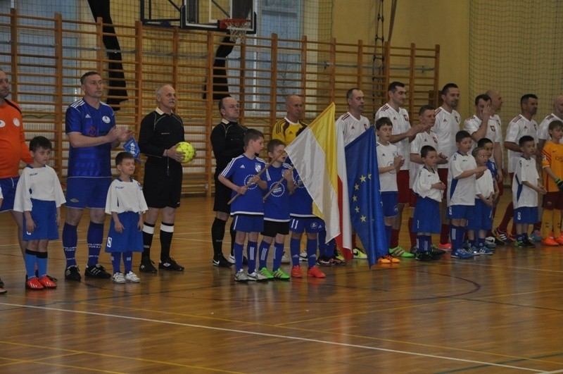 Reprezentacja Polski w futsalu podróżuje po kraju, gdzie...