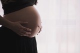 Ciąża i poród w czasie epidemii: Szkoła rodzenia online, wstrzymane porody rodzinne, zakaz odwiedzin