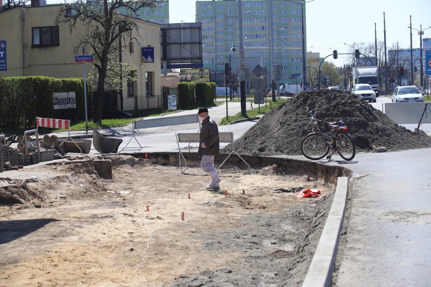 Ścieżka-śmieszka rowerowa wzdłuż ulicy Łagiewnickiej idzie w końcu do remontu