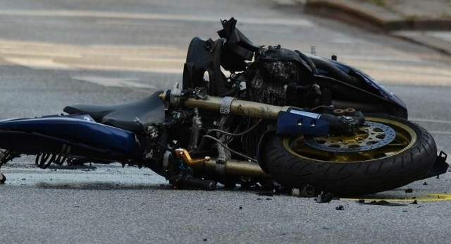 Nietrzeźwy kierowca spowodował w Toruniu wypadek, uderzając w motocyklistę. Stanął przed Sądem Rejonowym w Toruniu.