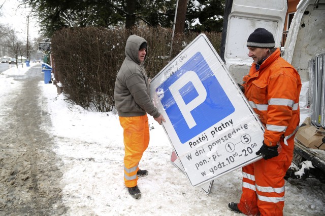 Drogowcy wczoraj montowali już znaki strefy. Ta rozszerzy się o część Grzegórzek, Krowodrzy, Zwierzyńca i Stare Podgórze