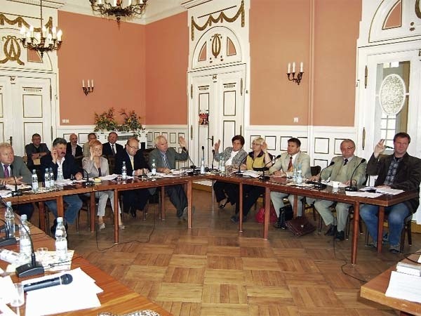 Większością głosów radni powiatu drawskiego podjęli wczoraj uchwałę o wydzierżawieniu szpitala na czas określony, nie dłuższy niż 30 lat.