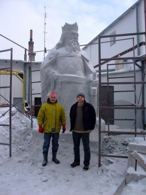 Przy pomniku: projektant Artur Jeziorski (z prawej) i artysta rzeźbiarz Tadeusz Biniewicz (z lewej).