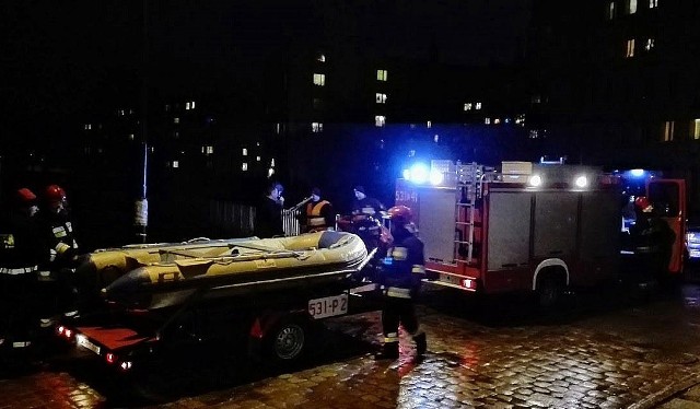 Strażacy przywieźli na miejsce ponton ratunkowy, ale nie wykorzystali go.