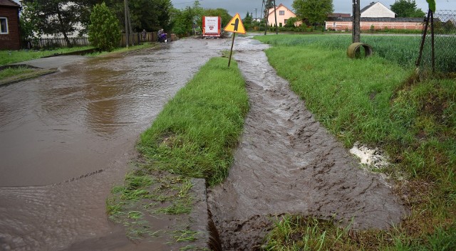 Ulewne deszcze sieją spustoszenie, zalewają kolejne miejscowości na terenie gminy Opatowiec.