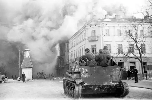 Co można zobaczyć w filmie "Częstochowa lata 1939 -1945 - druga wojna światowa"? Autorzy szczegółowo zaprezentowali działania wojenne, zarówno te z września 1939 roku, jak i ze stycznia 1945, kiedy do Częstochowy weszła Armia Czerwona. Widzowie mogli również poznać przejmującą historię zagłady częstochowskich Żydów.