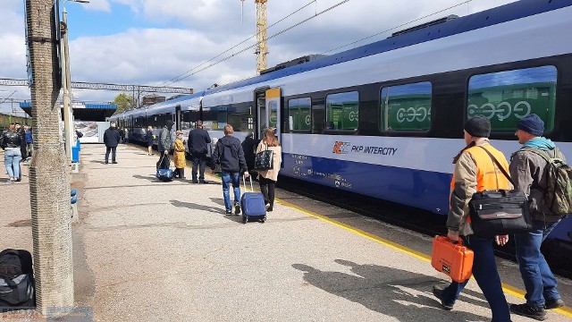 Pierwszy bezpośredni pociąg z Włocławka do Łodzi, odjeżdża o godz. 10:41. Wcześniej trzeba jechać z dwiema lub trzema przesiadkami.