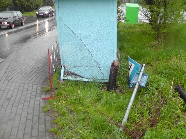 Kierowca koparki zdemolował przystanek autobusowy w Rybniku i uciekł