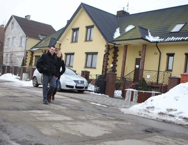Przemysław Zieliński i jego koleżanka twierdzą, że drogowcy powinni położyć na obu ulicach porządną nawierzchnię.