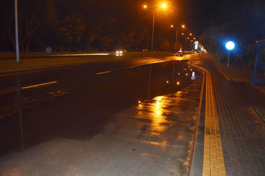 Kałuża spowodowała groźne zdarzenie drogowe przy ul. Toruńskiej we Włocławku [wideo, zdjęcia]