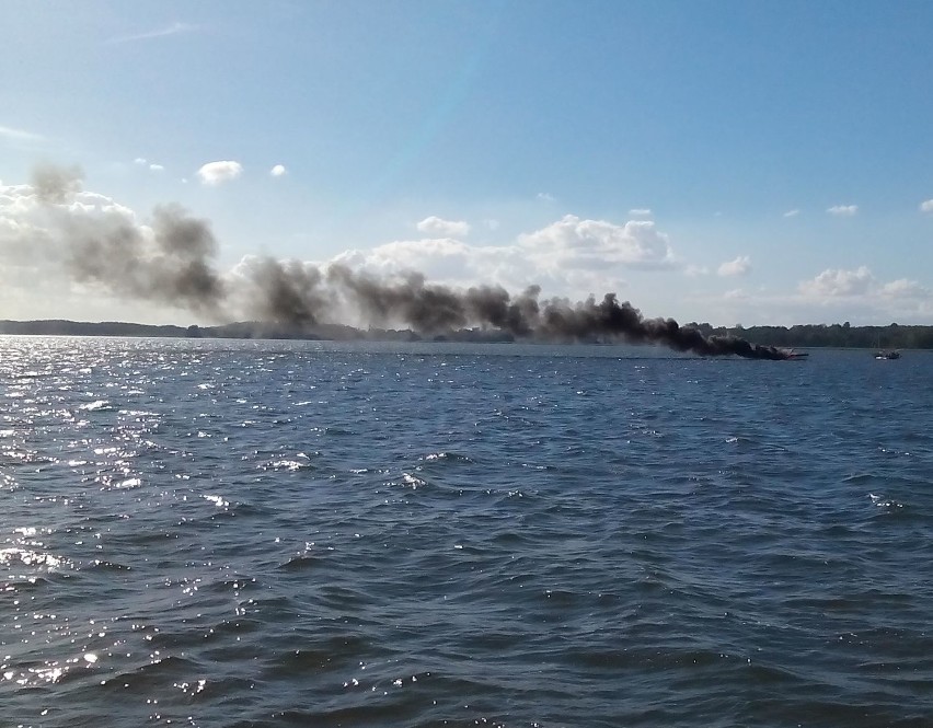 Nad Miedwiem spalił się jacht. Załoga wróciła do brzegu pontonem [zdjęcia]
