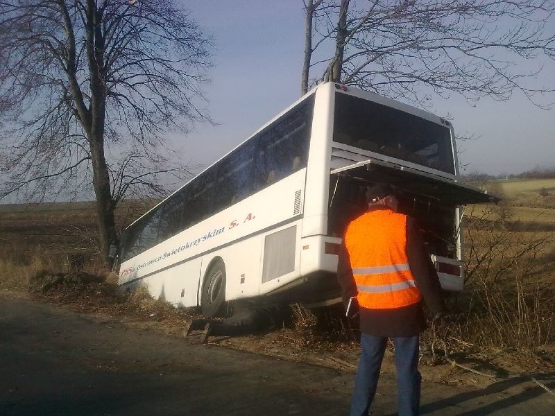 Rozbity autobus. Kierowca i czworo pasażerów w szpitalu 