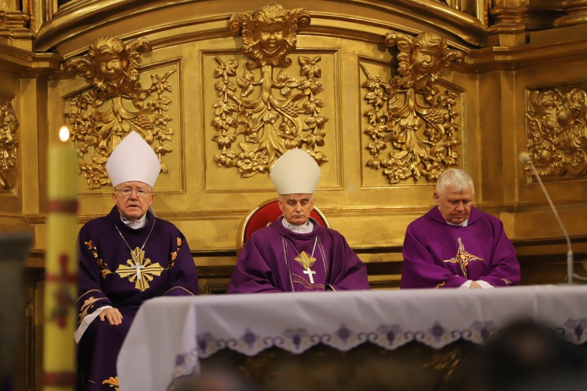 Biskupi, wielu kapłanów, rodzina i wierni na mszy żałobnej w intencji księdza Tomasza Chałupczaka w katedrze w Kielcach. Zobacz zdjęcia 
