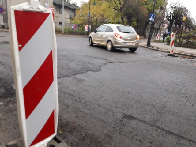 Na skrzyżowaniu ul. Sienkiewicza i Sikorskiego wylewana będzie warstwa ścieralna asfaltu.