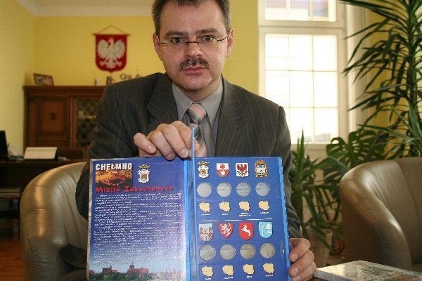 W albumie przedstawiono historię  Chełmna.zdjęciu: burmistrz Mariusz  Kędzierski z nowym wydawnictwem.