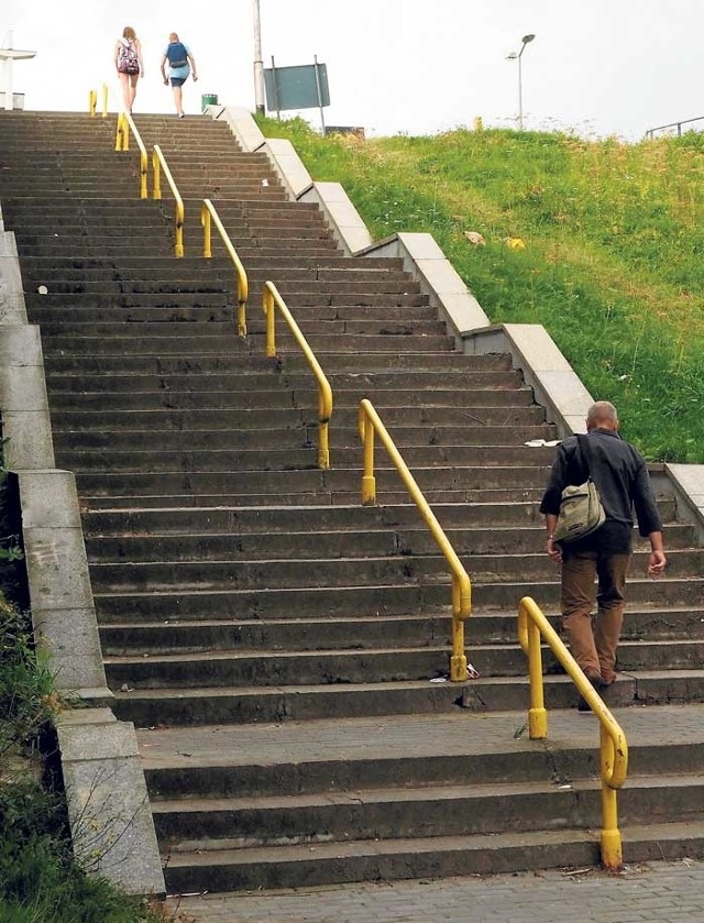 Nic nie wskazuje na to by te schody w najbliższym czasie stały się bardziej "przyjazne"