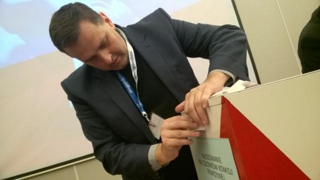 Sebastian Pieńkowski, szef rady miasta Gorzowa przygotowuje urnę do głosowania