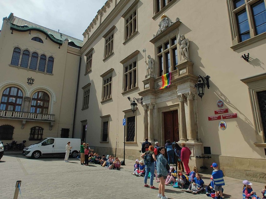 Tęczowa flaga na budynku magistratu w Krakowie. W sobotę Marsz Równości pod patronatem prezydenta Aleksandra Miszalskiego