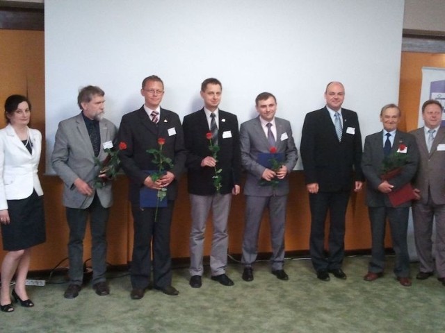 Podczas uroczystości jubileuszowych, prezydent Starachowic Wojciech Bernatowicz wręczył wyróżnienia byłym  dyrektorom i prezesom przedsiębiorstwa.