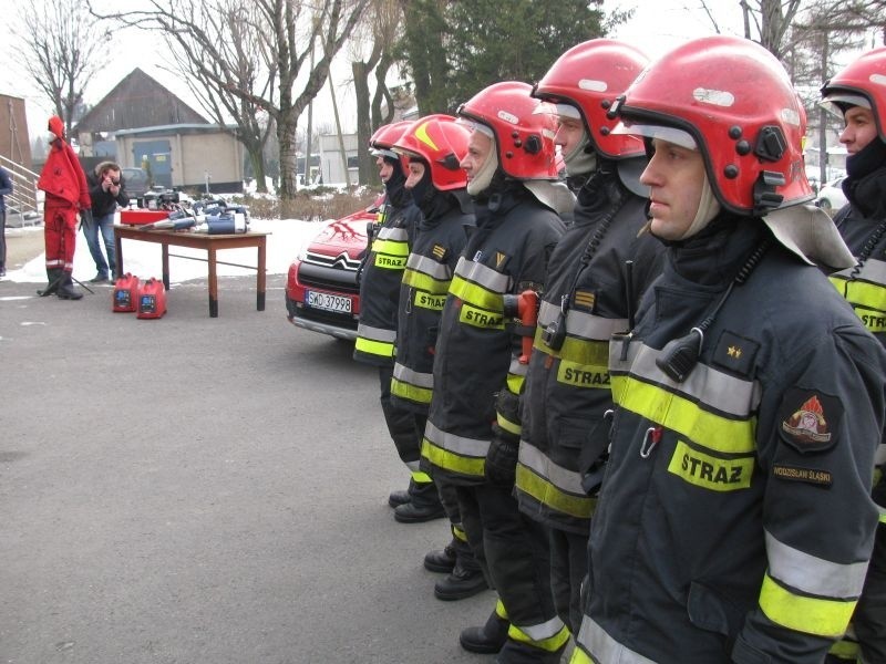 Nowy sprzęt za 200 tys. zł otrzymali wodzisławscy strażacy....