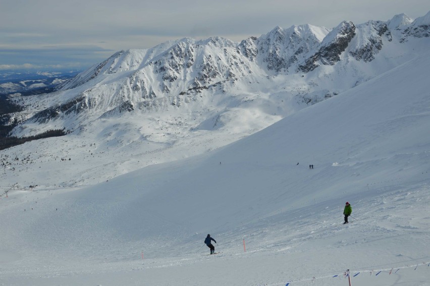 Tatry. Kasprowy Wierch oblężony przez narciarzy i turystów [ZDJĘCIA]