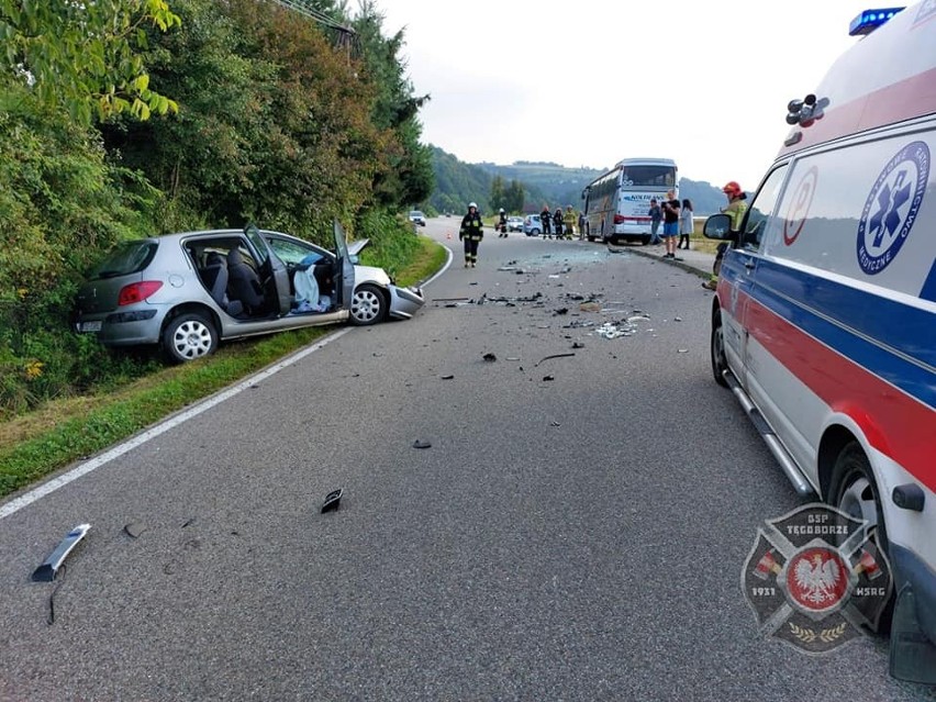 Tęgoborze- zderzenie samochodu osobowego i autobusu