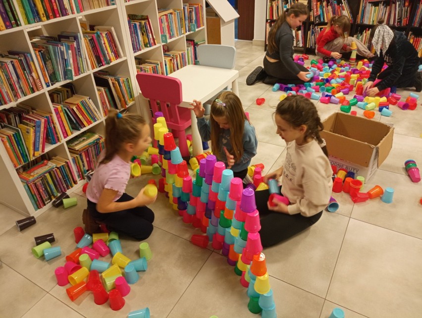 Dzieci z gminy Kazimierza Wielka uczestniczyły w ciekawych zajęciach w bibliotece. Zobacz zdjęcia