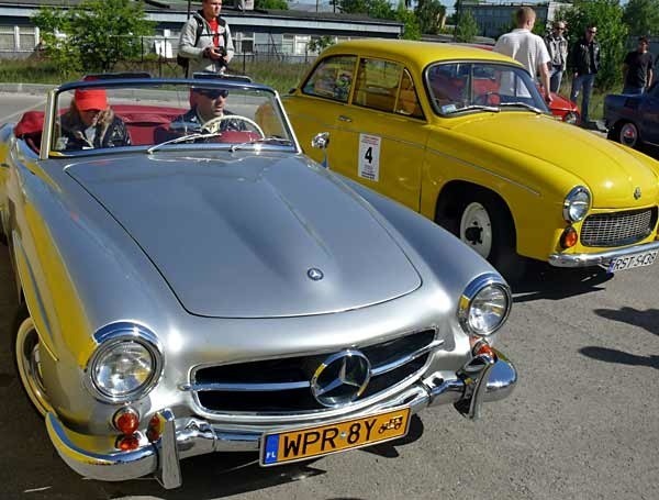 Mercedes i syrenka - na mistrzostwach spotkały się dwa światy motoryzacji.