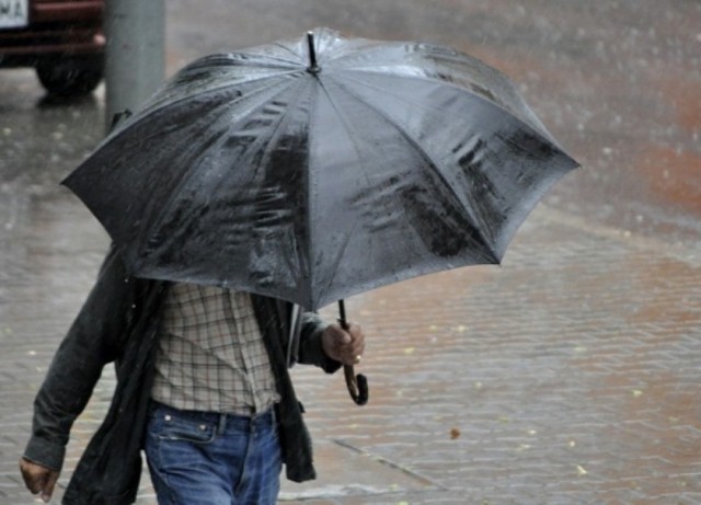 Poniedziałek będzie najbrzydszy z całych świąt. Temperatury nie ulegną zasadniczym zmianom, wciąż  20 stopni lub minimalnie więcej. Tylko na Lubelszczyźnie zaledwie 13-14 kresek.Tam też będzie padało przez cały dzień, a niewiele lepsza pogoda czeka mieszkańców Mazowsza i Mazur. W drugiej części dnia strefa opadów rozszerzy się na zachód Polski, a jedynymi regionami, którym prawdopodobnie uda się uniknąć deszczu, będą Wielkopolska, Górny Śląsk i Małopolska. Na pozostałym obszarze będzie deszczowo, momentami opady przybiorą intensywną formę.