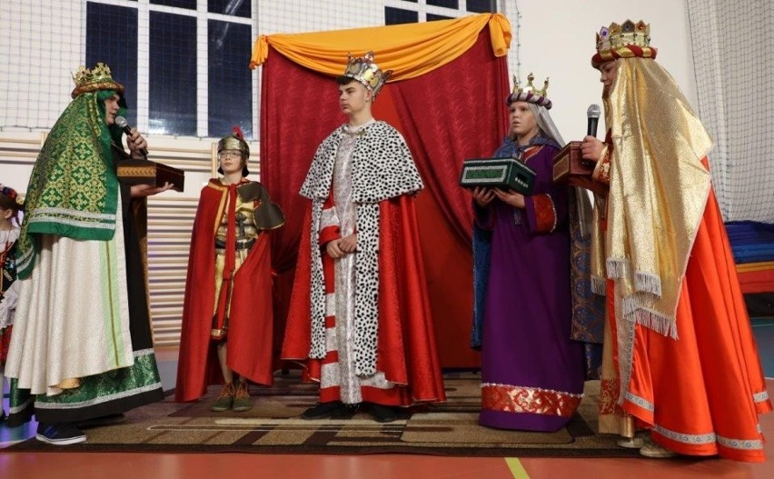 Tradycyjne Jasełka w Zespole Placówek Oświatowych w Piotrkowicach. Mali aktorzy nagrodzeni gromkimi brawami