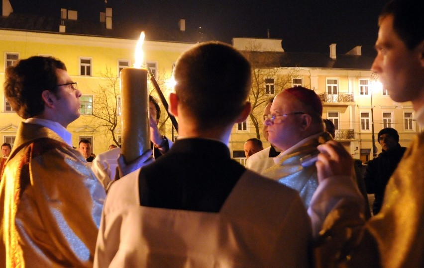 Wigilia Paschalna w lubelskiej archikatedrze (ZDJĘCIA)