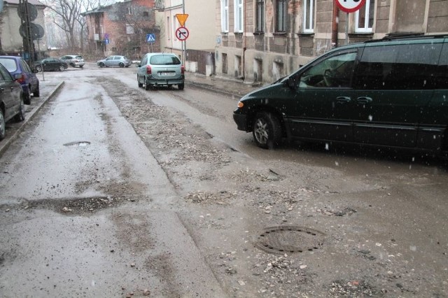 Ulica Prosta w Kielcach została rozkopana z powodu budowy kanalizacji deszczowej i nawierzchnia nie została naprawiona od jesieni.