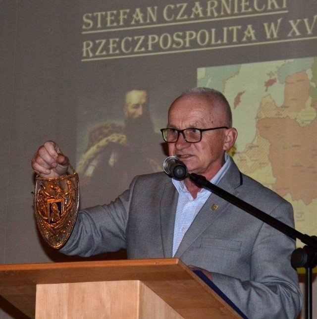 Niżański  regionalista Mieczysław Barnat z ryngrafem