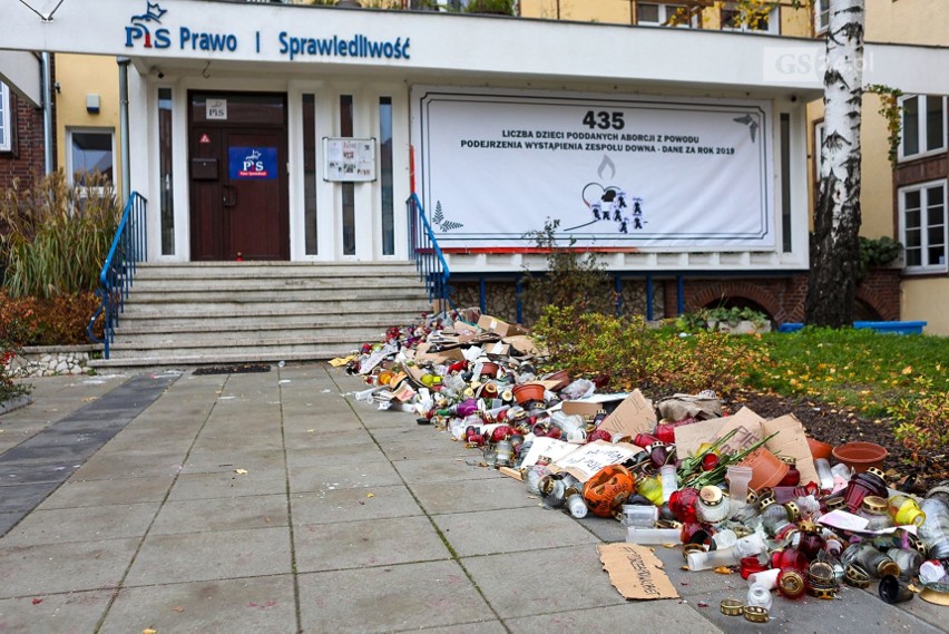 Kwiaty sprzed siedziby PiS w Szczecinie uprzątnięte. Jest już doście do budynku