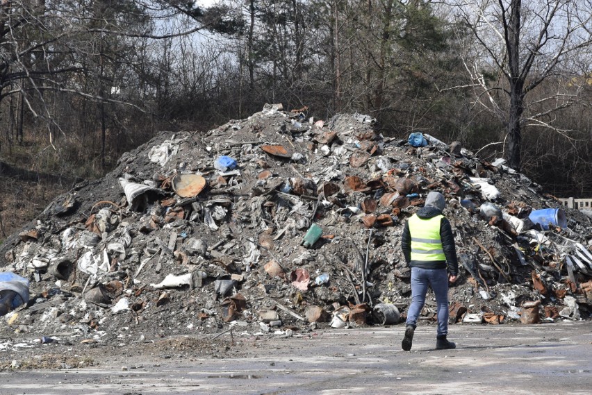 Rusza usuwanie chemicznych odpadów z pogorzeliska w Nowinach. Koszmar mieszkańców wreszcie się skończy? [ZDJĘCIA, WIDEO]