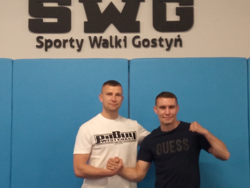 Damian Wrzesiński (z prawej) z trenerem KS Sporty Walki...