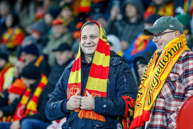 Twierdza przy Słonecznej ma się dobrze. Zobacz, jak wyglądał doping kibiców z trybun stadionu.