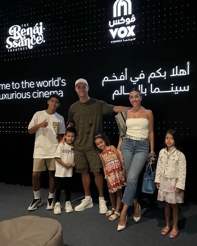 Cristiano Ronaldo z Geaorginą Rodriguez i swoimi dziećmi
