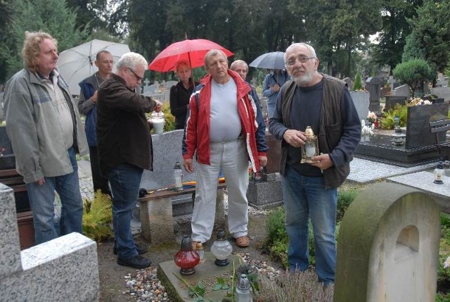 Środowisko głogowskich artystów spotyka się przy grobie Zygmunta Stachury, by go powspominać. Tak było i w tym roku