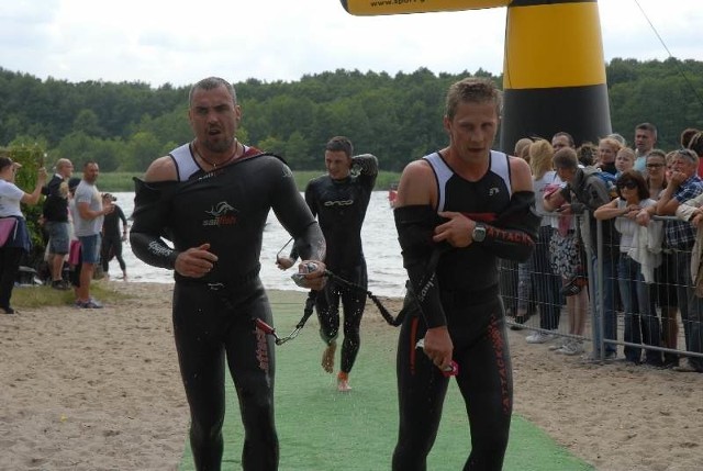 W zawodach triathlonowych w Sławie wziął udział niesamowity duet sportowy: niedowidzący Marcin Suwart i głogowianin Jarek Skiba.