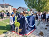 Pomnik uczniów w szkolnej ławce upamiętniający Holokaust kazimierskich Żydów. Zobacz zdjęcia z uroczystego odsłonięcia