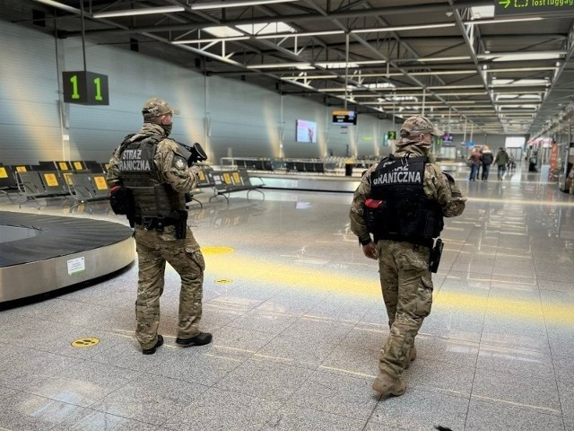 Śląscy pogranicznicy zatrzymali obcokrajowców na lotnisku w Pyrzowicach
