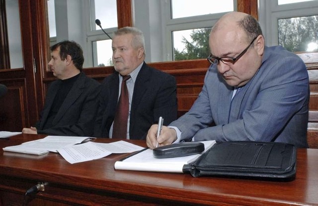 Choć sąd zezwolił na publikację wizerunku, to zastrzegł dane osobowe oskarżonych. Od lewej: Krzysztof L., Jerzy S. i Dariusz B.