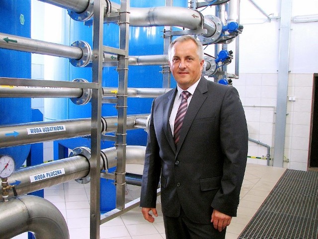 Jarosław Tadych pokazuje zmodernizowane maszyny w hydroforni