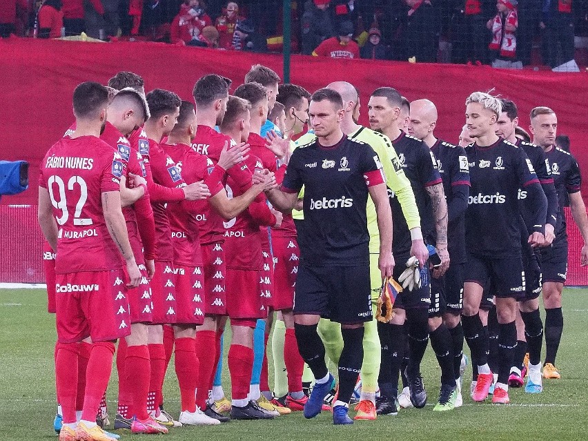 Widzew walczy z Pogonią. Na trybunach w Łodzi będzie gorąca atmosfera. Oba kluby łączy całkiem sporo