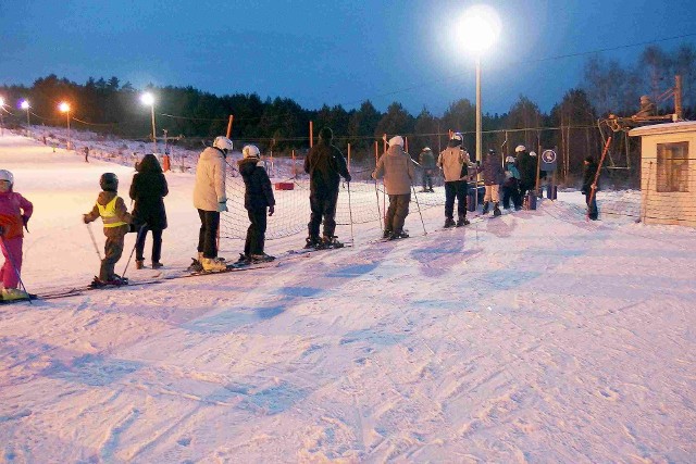 W środę po południu i wieczorem na stoku w Niestachowie było wielu narciarzy.