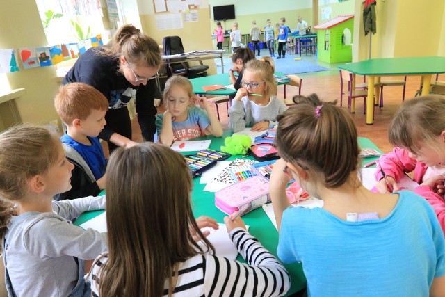 W czasie przerwy świątecznej szkoły mogą zapewnić dzieciom opiekę, ale nie muszą