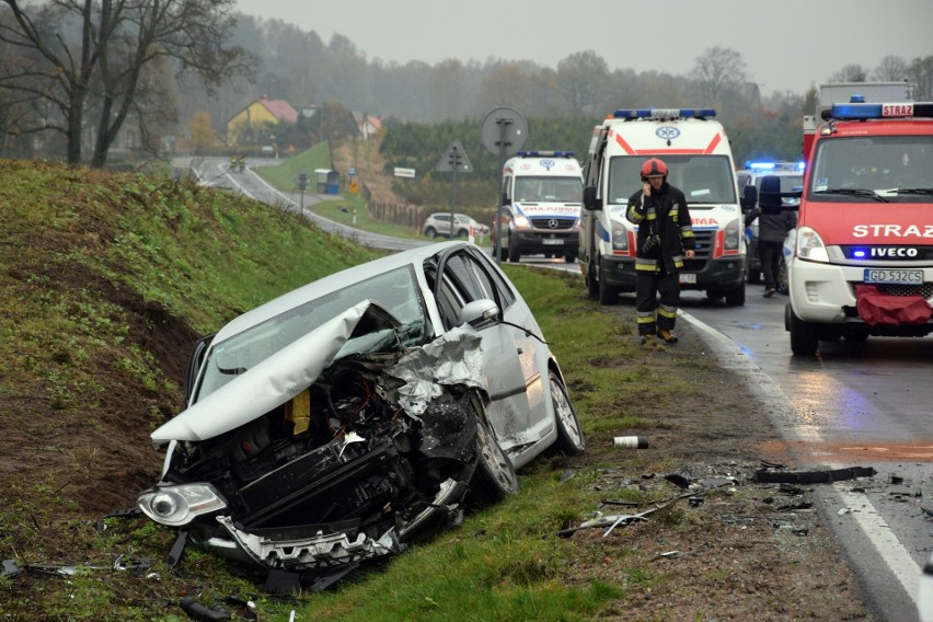 Dzisiaj (niedziela) doszło do zderzenia dwóch samochodów na...