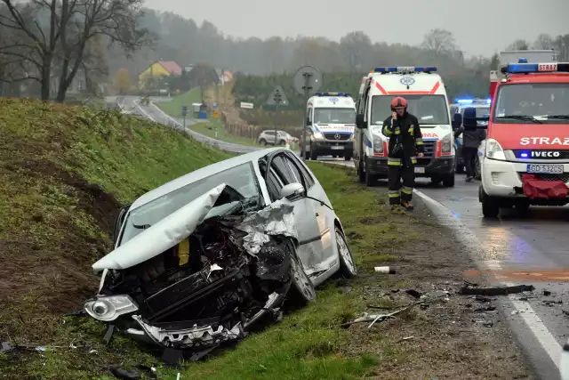 Dzisiaj (niedziela) doszło do zderzenia dwóch samochodów na drodze krajowej nr 20 koło Wołczy Małej (gm. Miastko). Kierowcę jadącego od strony Miłocic wyrzuciło na łuku drogi. W obu pojazdach było po kilka osób. Nic poważnego im się nie stało. Jedna z osób narzekała na ból kręgosłupa. 