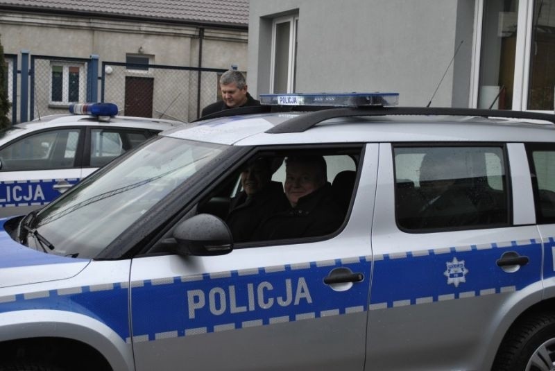 Policjanci z Posterunku Policji w Nurze z nowym radiowozem 